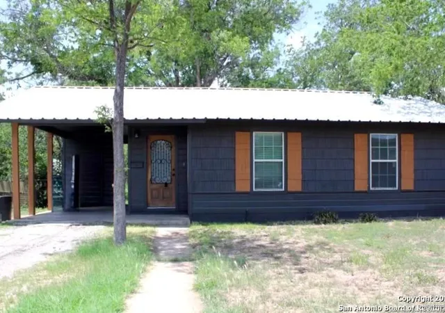 Photo 1 of Sale Pending at 412 E Oak St, Uvalde, TX 78801 | MLS# 1884885 | Listing updated on 2025-11-04