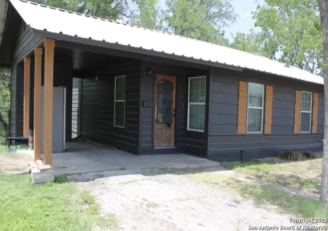 Photo 2 of Sale Pending at 412 E Oak St, Uvalde, TX 78801 | MLS# 1884885 | Listing updated on 2025-11-04