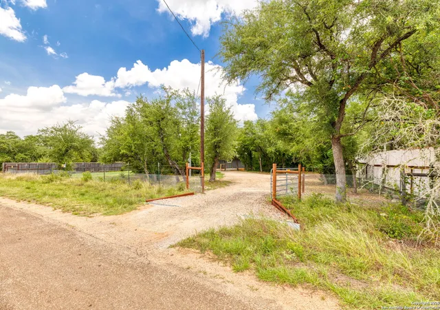 Photo 2 of Manufactured home for sale at 461 Rust Ranch Rd, Blanco, TX 78606 | MLS# 1885038 | Listing updated on 2025-09-11