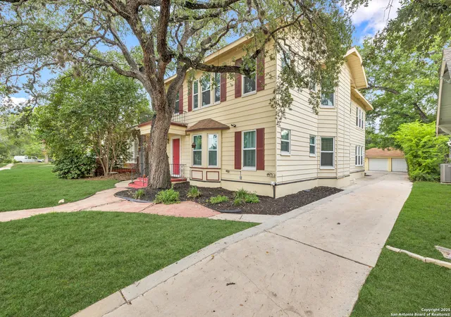 Photo 2 of Sale Pending at 435 W Summit Ave, San Antonio, TX 78212 | MLS# 1885050 | Listing updated on 2025-10-07