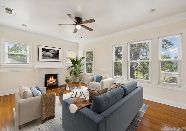 Photo 3 of Sale Pending at 435 W Summit Ave, San Antonio, TX 78212 | MLS# 1885050 | Listing updated on 2025-10-07