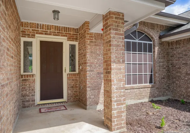Photo 2 of Single family home for sale at 313 Ridge Crest Dr, Seguin, TX 78155 | MLS# 1885357 | Listing updated on 2025-10-09