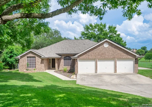 Photo 1 of Single family home for sale at 313 Ridge Crest Dr, Seguin, TX 78155 | MLS# 1885357 | Listing updated on 2025-10-09