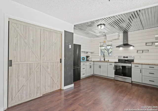 Photo 2 of Single family home for sale at 941 Park View Loop, Canyon Lake, TX 78133 | MLS# 1885419 | Listing updated on 2025-09-21