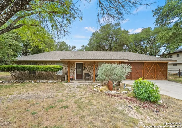 Photo 3 of Single family home for sale at 941 Park View Loop, Canyon Lake, TX 78133 | MLS# 1885419 | Listing updated on 2025-09-21
