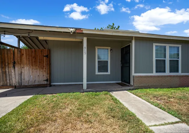 Photo 3 of Sale Pending at 915 Deely, San Antonio, TX 78221 | MLS# 1885477 | Listing updated on 2025-10-29