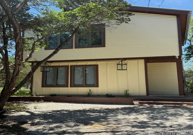 Photo 2 of Single family home for sale at 190 Oakridge, Canyon Lake, TX 78133 | MLS# 1885822 | Listing updated on 2025-11-14