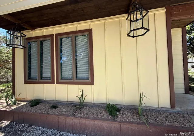 Photo 3 of Single family home for sale at 190 Oakridge, Canyon Lake, TX 78133 | MLS# 1885822 | Listing updated on 2025-11-14