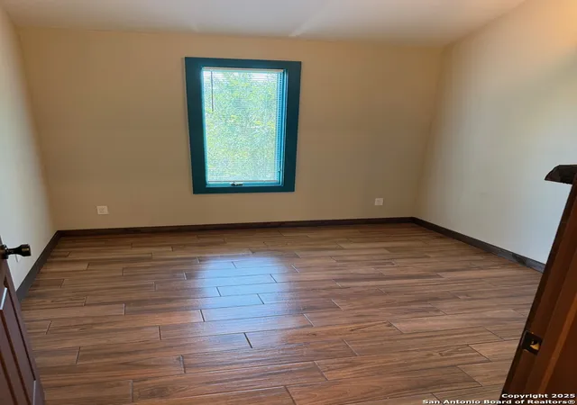 Photo 4 of Single family home for sale at 190 Oakridge, Canyon Lake, TX 78133 | MLS# 1885822 | Listing updated on 2025-11-14