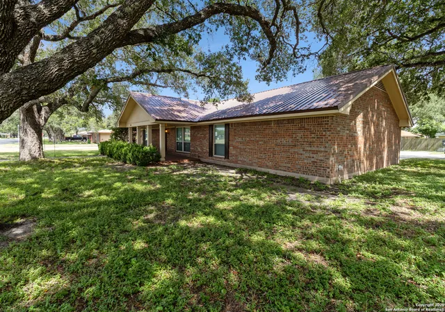 Photo 3 of Single family home for sale at 510 E Inez, Beeville, TX 78102 | MLS# 1885835 | Listing updated on 2025-11-12