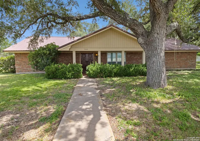 Photo 4 of Single family home for sale at 510 E Inez, Beeville, TX 78102 | MLS# 1885835 | Listing updated on 2025-11-12