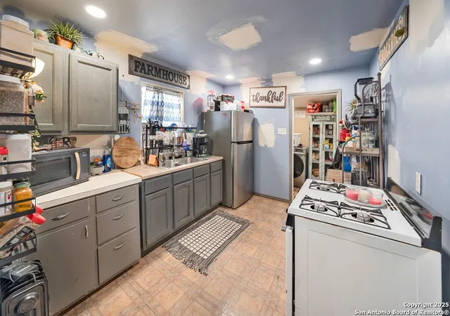 Photo 3 of Sale Pending at 427 Muegge, San Antonio, TX 78202 | MLS# 1885949 | Listing updated on 2025-10-09