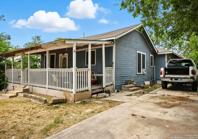 Photo 2 of Sale Pending at 1623 W Ashby Pl, San Antonio, TX 78201 | MLS# 1885954 | Listing updated on 2025-10-08
