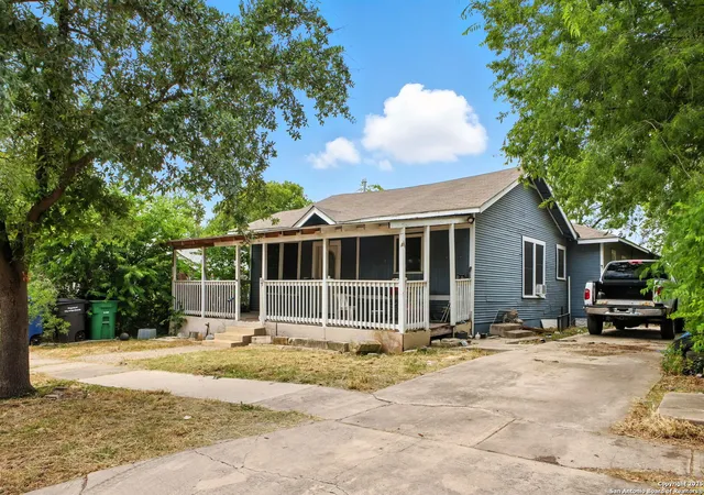 Photo 3 of Sale Pending at 1623 W Ashby Pl, San Antonio, TX 78201 | MLS# 1885954 | Listing updated on 2025-10-08
