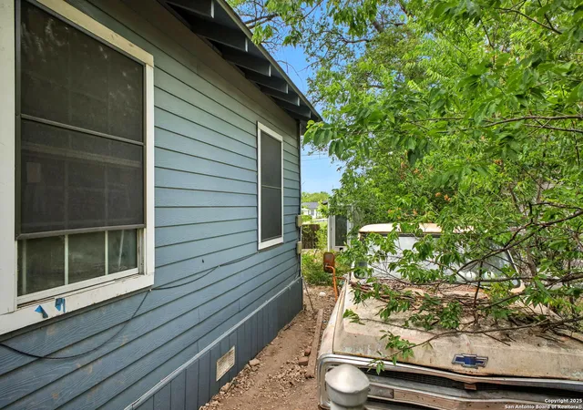 Photo 3 of Sale Pending at 1623 W Ashby Pl, San Antonio, TX 78201 | MLS# 1885954 | Listing updated on 2025-10-08