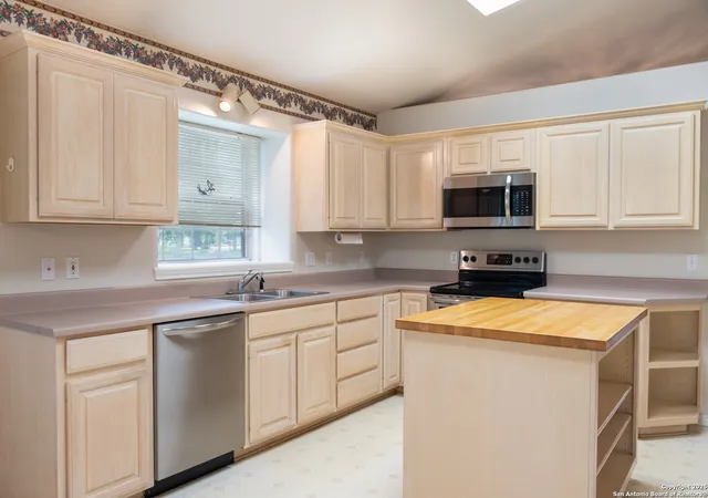 Photo 3 of Single family home for sale at 309 E Oak Wood Rd, Kerrville, TX 78028 | MLS# 1886064 | Listing updated on 2025-11-08