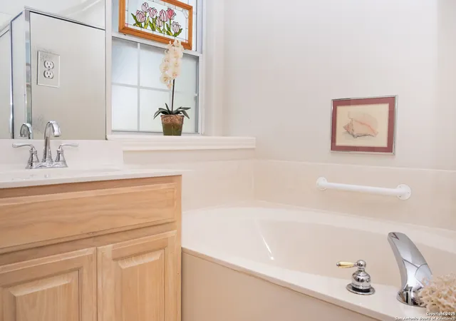 Photo 4 of Single family home for sale at 309 E Oak Wood Rd, Kerrville, TX 78028 | MLS# 1886064 | Listing updated on 2025-11-08