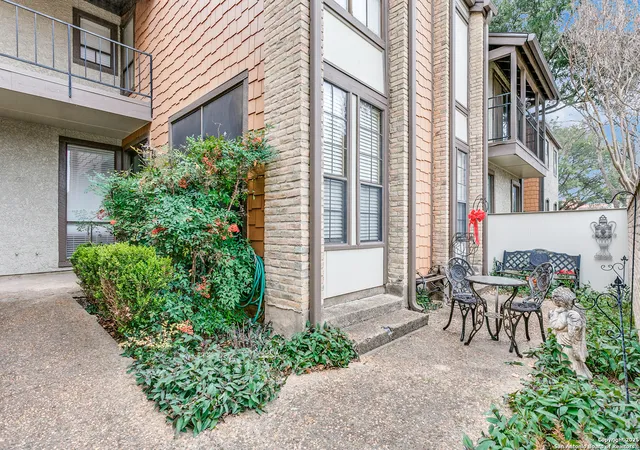Photo 3 of Sale Pending at 9009 Wexford St, San Antonio, TX 78217 | MLS# 1886134 | Listing updated on 2025-09-20