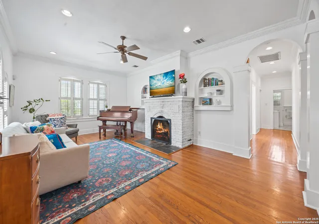2nd image of 422 W Hollywood Ave, San Antonio, TX 78212 | MLS# 1886167
