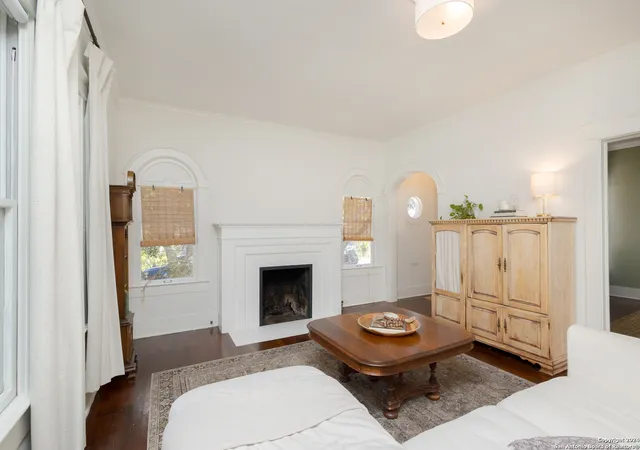 Photo 3 of Sale Pending at 414 W Rosewood Ave, San Antonio, TX 78212 | MLS# 1886918 | Listing updated on 2025-10-16
