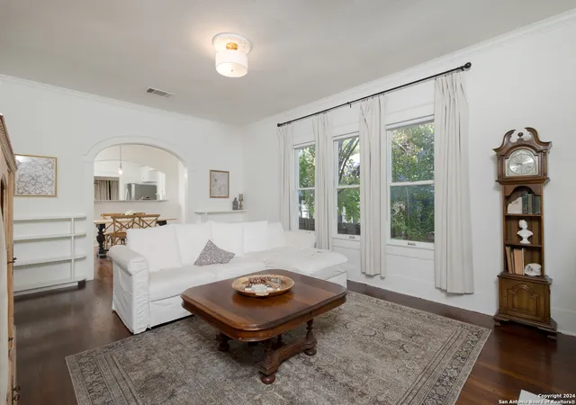 Photo 3 of Sale Pending at 414 W Rosewood Ave, San Antonio, TX 78212 | MLS# 1886918 | Listing updated on 2025-10-16