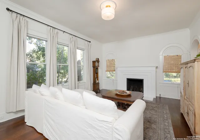 Photo 4 of Sale Pending at 414 W Rosewood Ave, San Antonio, TX 78212 | MLS# 1886918 | Listing updated on 2025-10-16