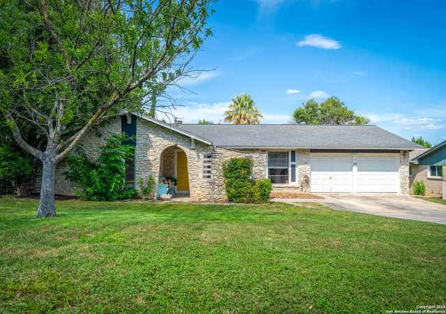 Photo 2 of Sale Pending at 211 Greycliff, San Antonio, TX 78233 | MLS# 1886999 | Listing updated on 2026-01-16