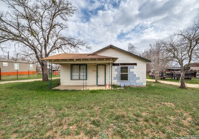 Photo 1 of Single family home for sale at 914 Trail, Floresville, TX 78114 | MLS# 1887088 | Listing updated on 2026-01-09