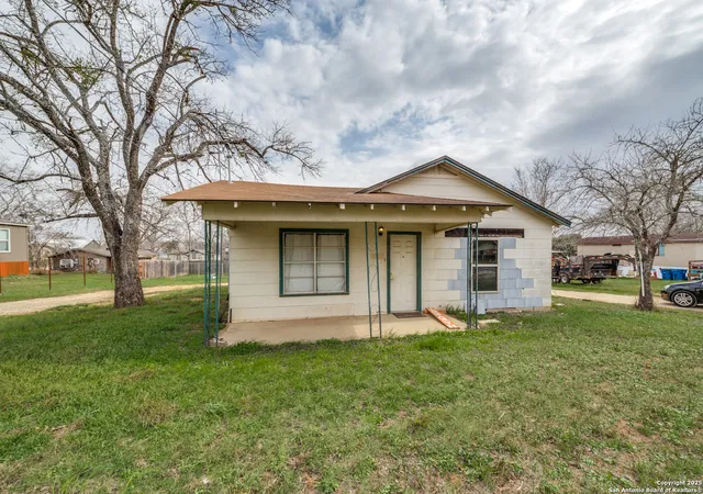 Photo 2 of Single family home for sale at 914 Trail, Floresville, TX 78114 | MLS# 1887088 | Listing updated on 2026-01-09