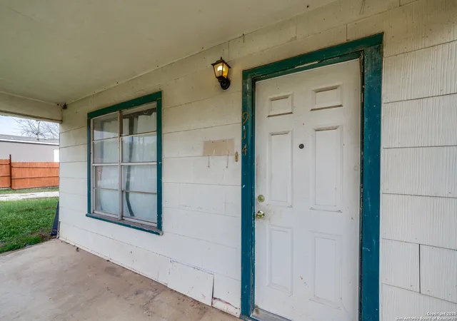 Photo 3 of Single family home for sale at 914 Trail, Floresville, TX 78114 | MLS# 1887088 | Listing updated on 2026-01-09