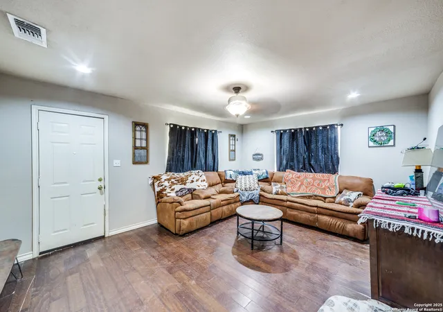 Photo 4 of Single family home for sale at 914 Trail, Floresville, TX 78114 | MLS# 1887088 | Listing updated on 2026-01-09