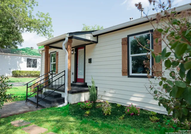 2nd image of 221 Larchmont, San Antonio, TX 78209 | MLS# 1887383
