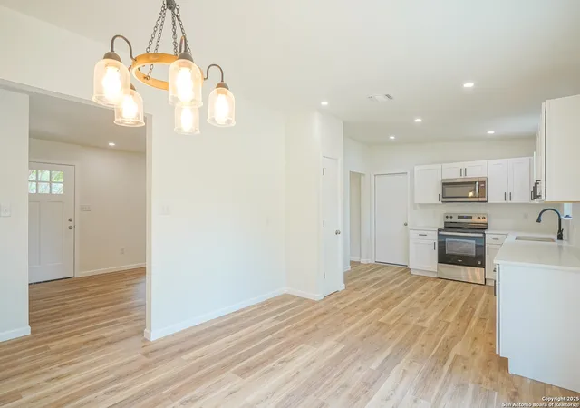 Photo 4 of Sale Pending at 433 Byrd, Universal City, TX 78148 | MLS# 1887503 | Listing updated on 2025-10-28