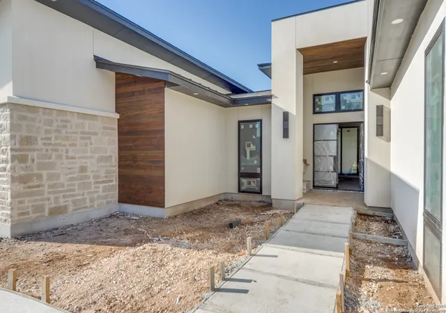 Photo 4 of Sale Pending at 325 Ranch Hts, Boerne, TX 78015 | MLS# 1888019 | Listing updated on 2025-10-20