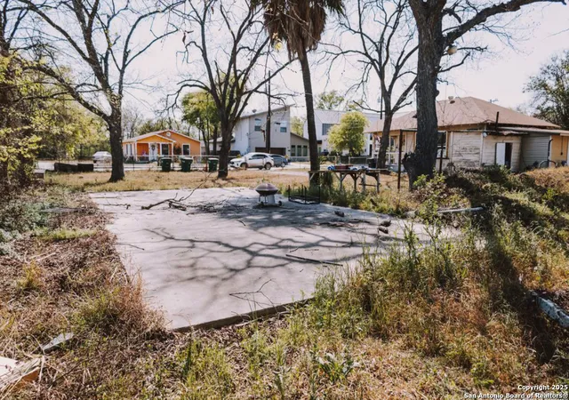 Photo 2 of Single family home for sale at 425 E Fest, San Antonio, TX 78204 | MLS# 1888378 | Listing updated on 2025-08-10