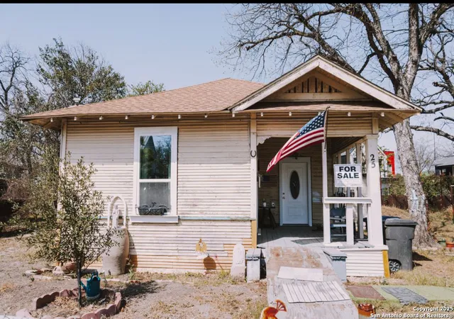 Photo 1 of Single family home for sale at 425 E Fest, San Antonio, TX 78204 | MLS# 1888378 | Listing updated on 2025-08-10