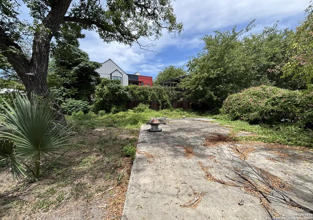 Photo 4 of Single family home for sale at 425 E Fest, San Antonio, TX 78204 | MLS# 1888378 | Listing updated on 2025-08-10