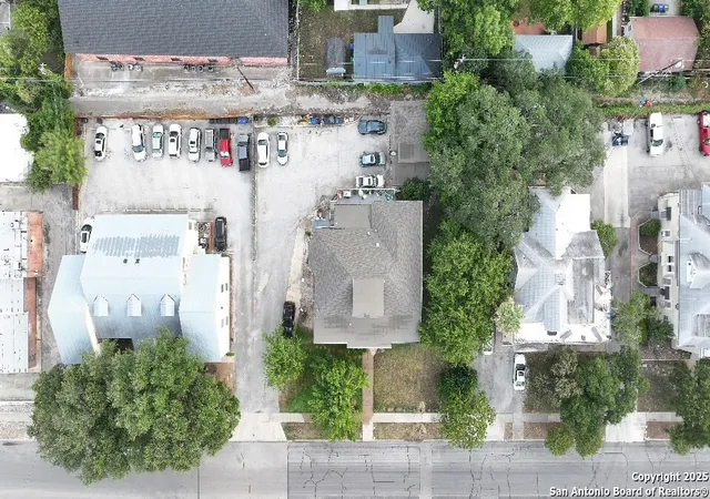 Photo 3 of House for sale at 325 W Magnolia Ave, San Antonio, TX 78212 | MLS# 1888632 | Listing updated on 2025-08-13