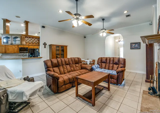 Photo 4 of Sale Pending at 119 Guadalupe River Dr, Seguin, TX 78155 | MLS# 1888909 | Listing updated on 2025-11-14