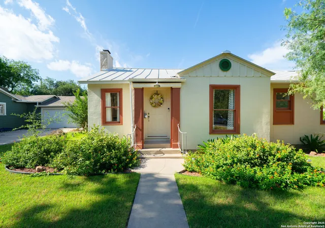 Photo 2 of Single family home for sale at 128 E Elmview Pl, San Antonio, TX 78209 | MLS# 1889019 | Listing updated on 2025-11-18