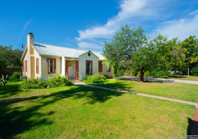 Photo 3 of Single family home for sale at 128 E Elmview Pl, San Antonio, TX 78209 | MLS# 1889019 | Listing updated on 2025-11-18