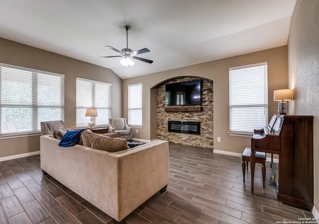 Photo 4 of Sale Pending at 305 Iron Gate, Pleasanton, TX 78064 | MLS# 1889085 | Listing updated on 2026-05-06