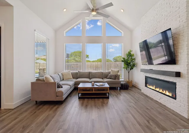 Photo 4 of Single family home for sale at 405 Corwin Springs, Cibolo, TX 78108 | MLS# 1889527 | Listing updated on 2025-08-13
