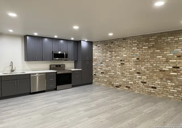 Photo 1 of Sale Pending at 215 W Mistletoe #C, San Antonio, TX 78212 | MLS# 1889552 | Listing updated on 2025-09-09