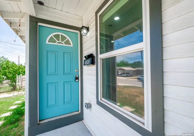 Photo 2 of Single family home for sale at 2010 Lamar St, San Antonio, TX 78202 | MLS# 1889682 | Listing updated on 2025-12-30