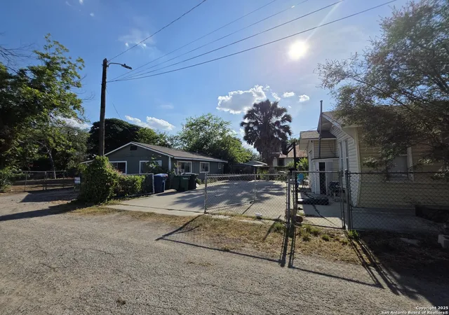 Photo 3 of Sale Pending at 116 Stonewall St, San Antonio, TX 78214 | MLS# 1889731 | Listing updated on 2025-09-12