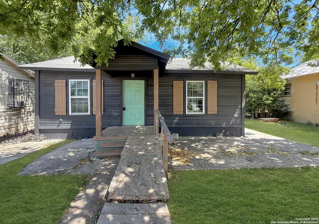 Photo 1 of Sale Pending at 2619 E Houston St, San Antonio, TX 78202 | MLS# 1889936 | Listing updated on 2025-10-28