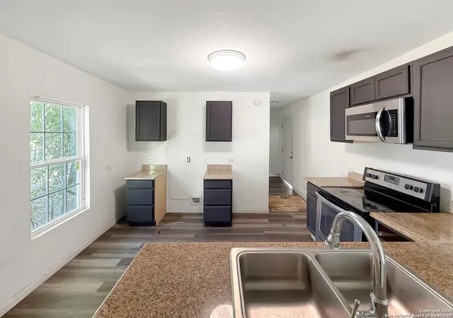 Photo 4 of Sale Pending at 2619 E Houston St, San Antonio, TX 78202 | MLS# 1889936 | Listing updated on 2025-10-28