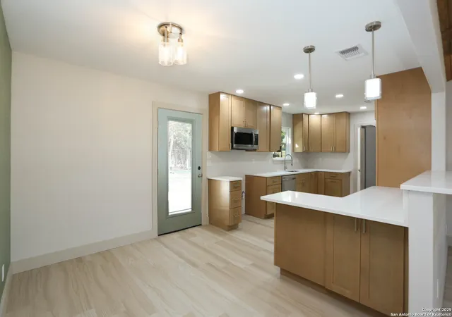 Photo 4 of Single family home for sale at 518 Pecan St, Bandera, TX 78003 | MLS# 1889953 | Listing updated on 2026-03-19