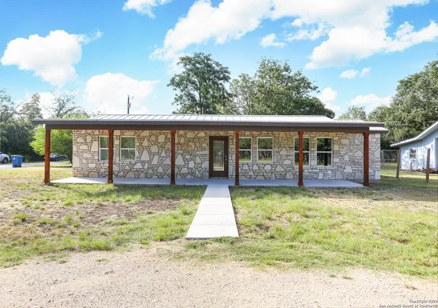 Photo 2 of Single family home for sale at 518 Pecan St, Bandera, TX 78003 | MLS# 1889953 | Listing updated on 2026-03-19